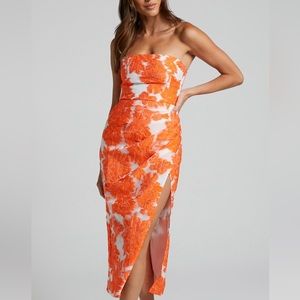 BRAILEY MIDI DRESS - THIGH SPLIT STRAPLESS DRESS IN ORANGE & WHITE JACQUARD SZ.6